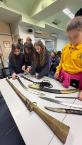 Όπλα και ενδυμασίες....