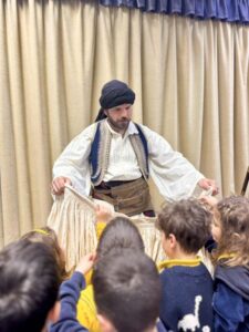 Όπλα και ενδυμασίες....