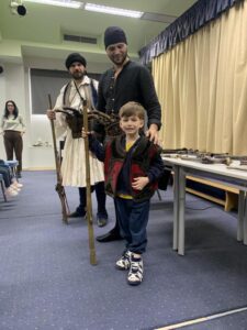 Όπλα και ενδυμασίες....