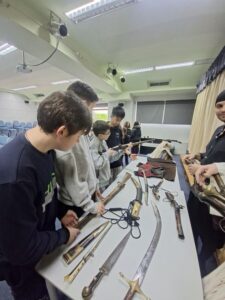 Όπλα και ενδυμασίες....