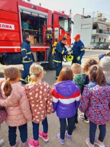 Με κράνος και στολή