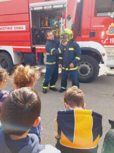 Με κράνος και στολή