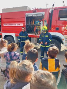 Με κράνος και στολή