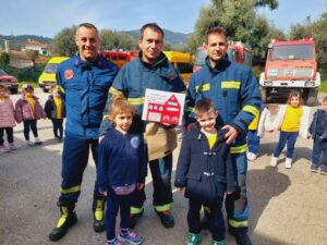 Με κράνος και στολή