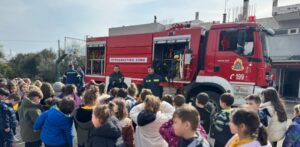 Με κράνος και στολή