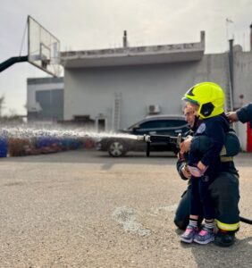 Με κράνος και στολή