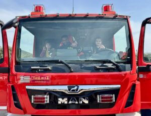 Με κράνος και στολή011